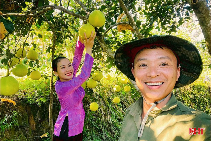 Anh Trần Xuân Loát cùng cộng sự thực hiện các cảnh quay theo ý tưởng, kịch bản của AI, hình thành các video ngắn và đăng tải qua các trang mạng xã hội. bqbht_br_4.jpg