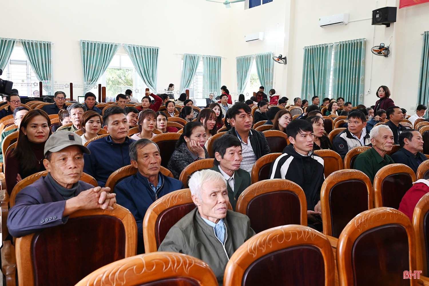 Cử tri xã Sơn Tiến đánh giá cao chương trình hành động của Phó Chủ tịch UBND tỉnh Hồ Huy Thành.