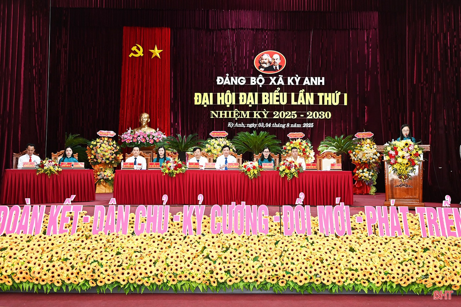 Đoàn chủ tịch điều hành đại hội. bqbht_br_4.jpg