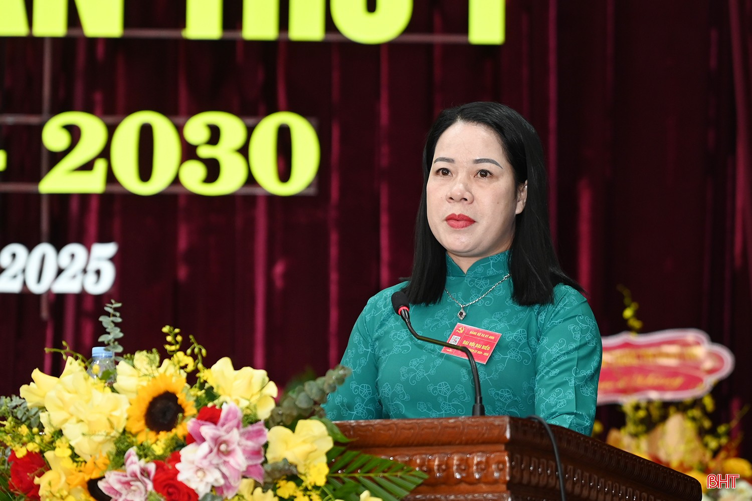 Bí thư chi bộ thôn Đồng Tiến Thiều Thị Nhụy phát biểu tham luận tại đại hội. bqbht_br_2.jpg