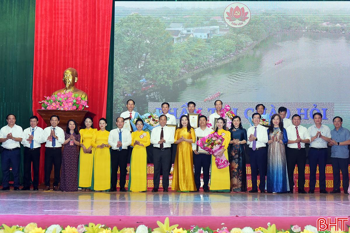 Bí thư Tỉnh ủy Hoàng Trung Dũng, Trưởng ban Dân vận Tỉnh ủy Trương Thanh Huyền và Ban Tổ chức trao giải cho các đội thi.