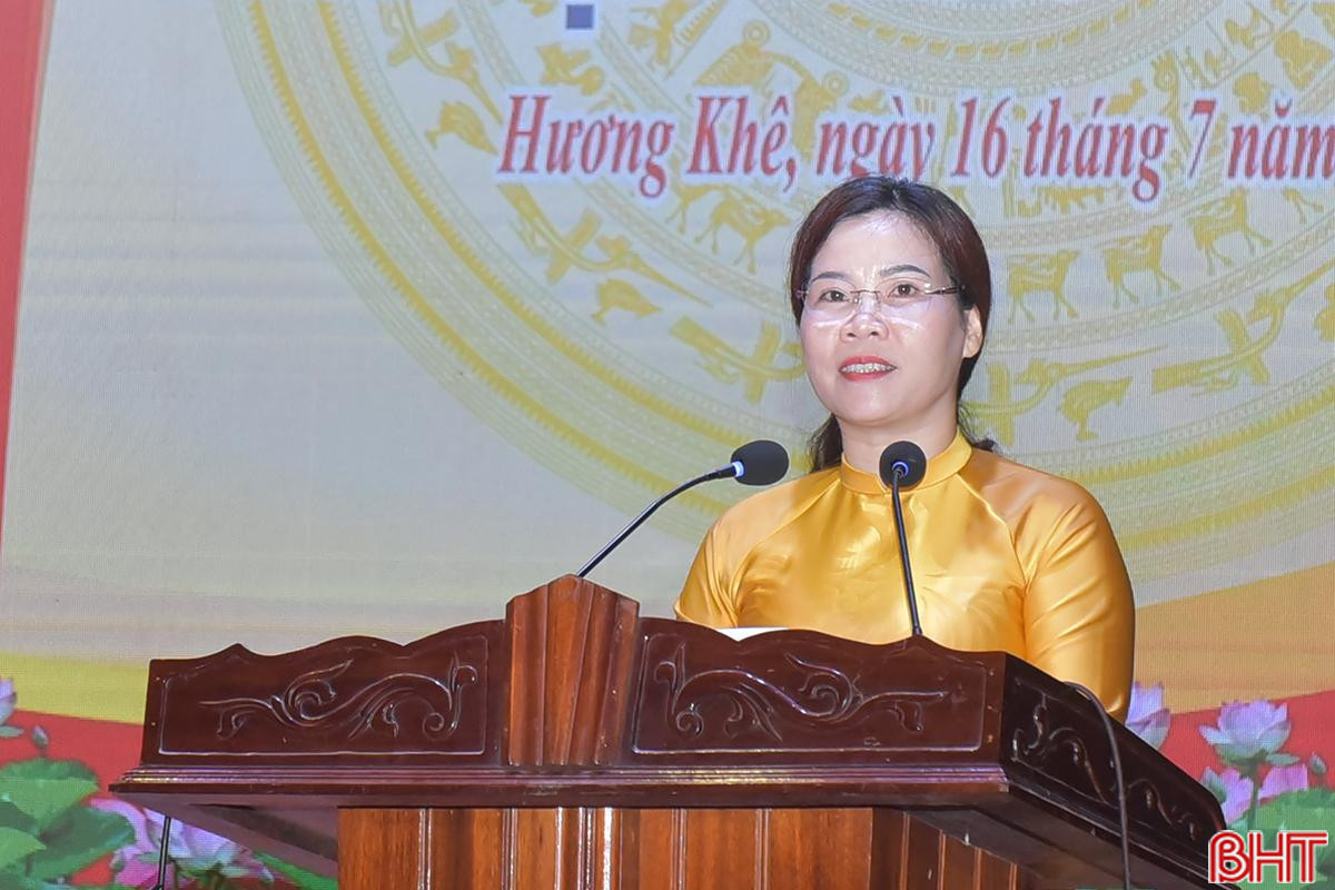 Phó Bí thư Thường trực Huyện ủy Từ Thị Hòa đánh giá hội thi.