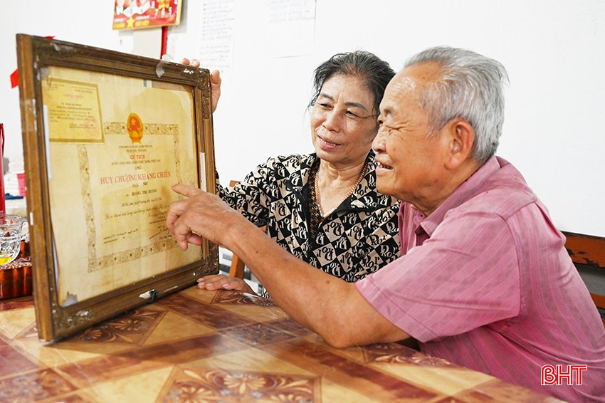 Ông Lê Viết Xạt và bà Hoàng Thị Hương là Việt kiều từ Thái Lan hồi hương, lập nghiệp tại làng Tân Kiều. bqbht_br_a4.jpg