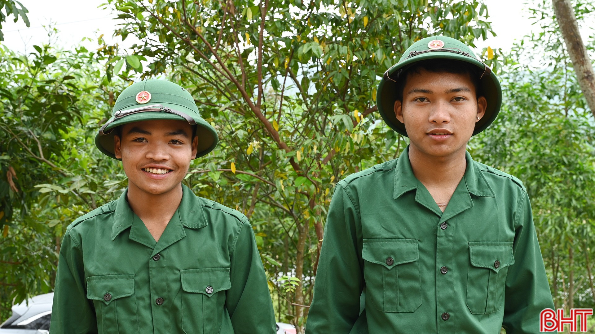 2 thanh niên dân tộc Chứt sẵn sàng tòng quân