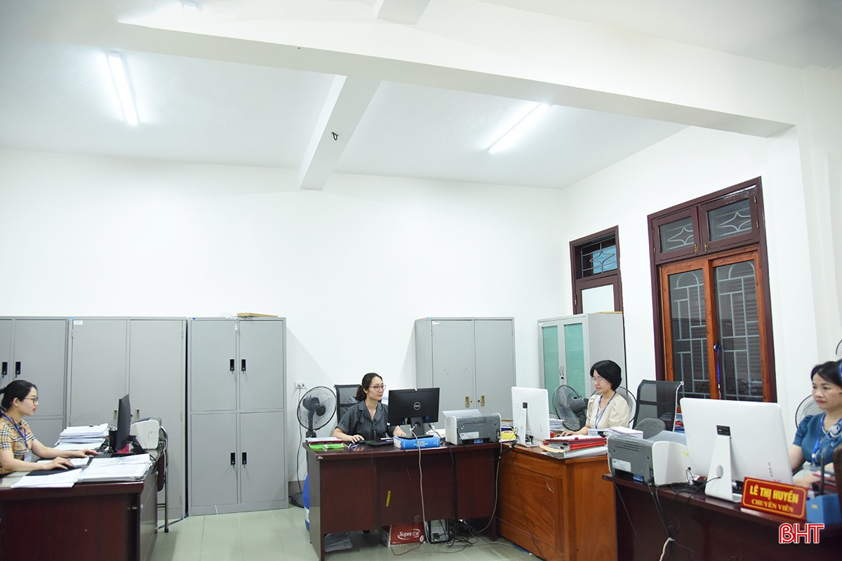 Phòng Nội vụ TP Hà Tĩnh vừa nghiên cứu, tìm hiểu kỹ các nội dung chính sách, vừa thẩm định đúng từng đối tượng, đảm bảo quyền lợi cho người thụ hưởng chính sách. bqbht_br_2-9492.jpg