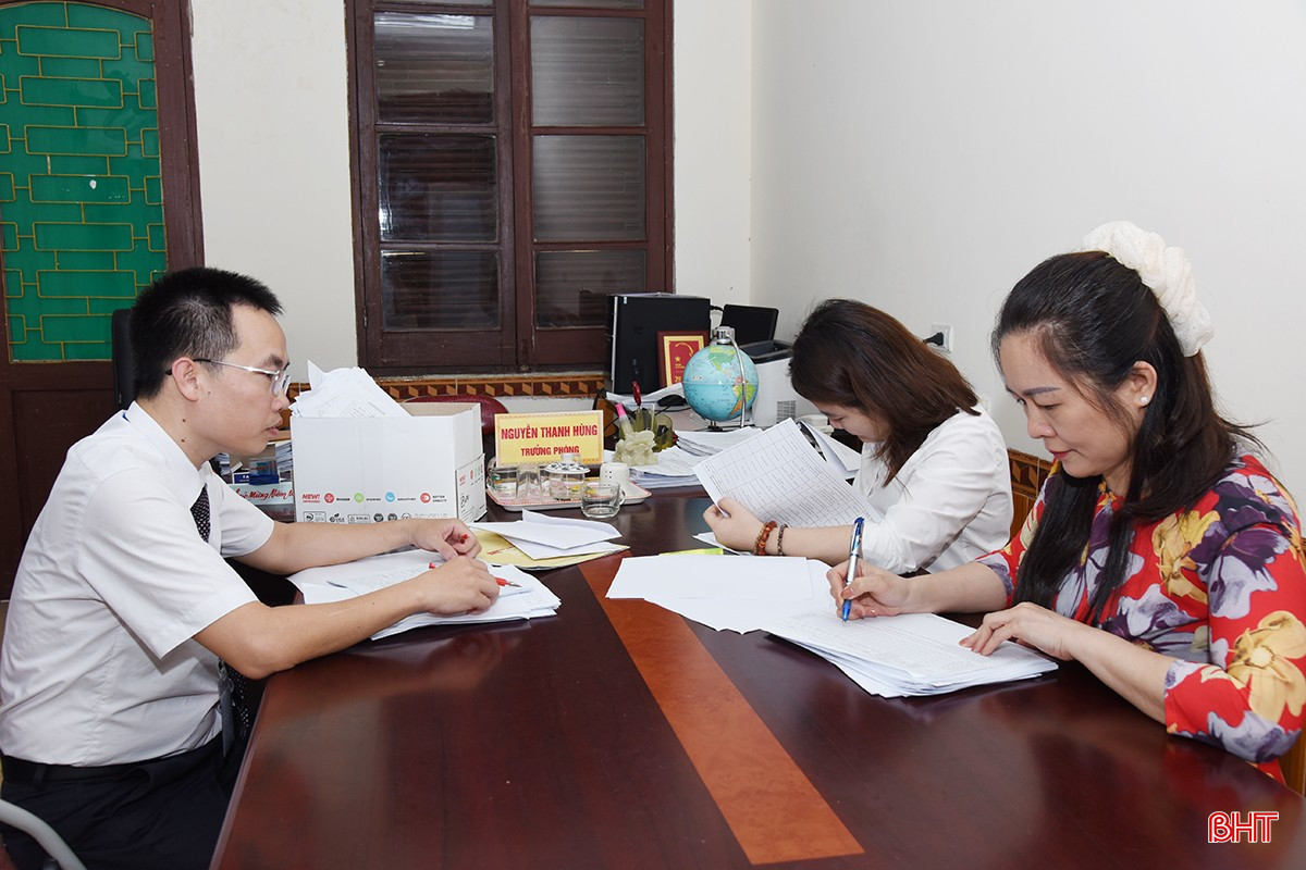 Sở Nội vụ đã tập trung rất cao cho việc nghiên cứu, quán triệt và tổ chức thực hiện các văn bản của Trung ương về việc sắp xếp, tinh gọn bộ máy của hệ thống chính trị, thực hiện chế độ, chính sách đối với CBCCVC-NLĐ. bqbht_br_1-5022.jpg
