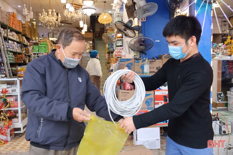 Hàng hóa phong phú, người dân Hà Tĩnh nô nức sắm tết