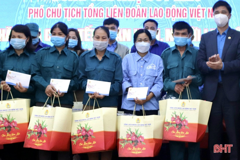 Tổng Liên đoàn Lao động Việt Nam trao quà tết cho người lao động Hà Tĩnh