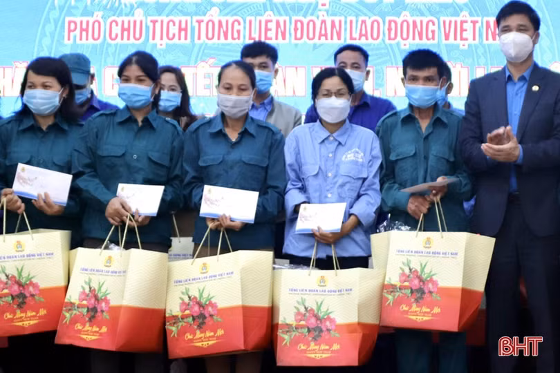 Tổng Liên đoàn Lao động Việt Nam trao quà tết cho người lao động Hà Tĩnh