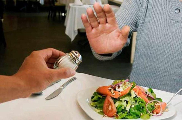 Tác hại của việc ăn quá nhiều muối và cách hạn chế muối trong bữa ăn hàng ngày - Ảnh 5. Trẻ ăn nhiều muối, già “đuối” vì nhiều bệnh