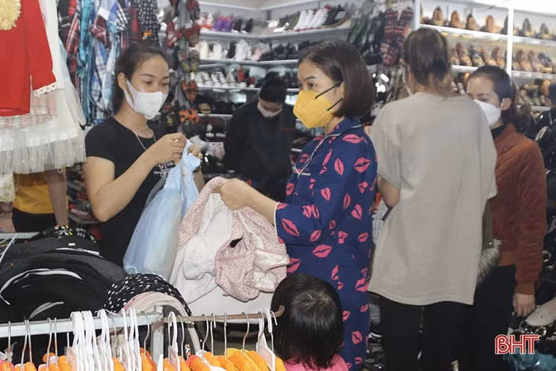 Khám phá chợ đêm ở phố núi Hương Sơn dịp tết Nguyên đán