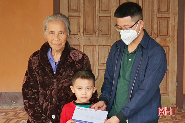 Báo Hà Tĩnh phối hợp BIDV Hà Tĩnh trao quà tết cho các hoàn cảnh khó khăn