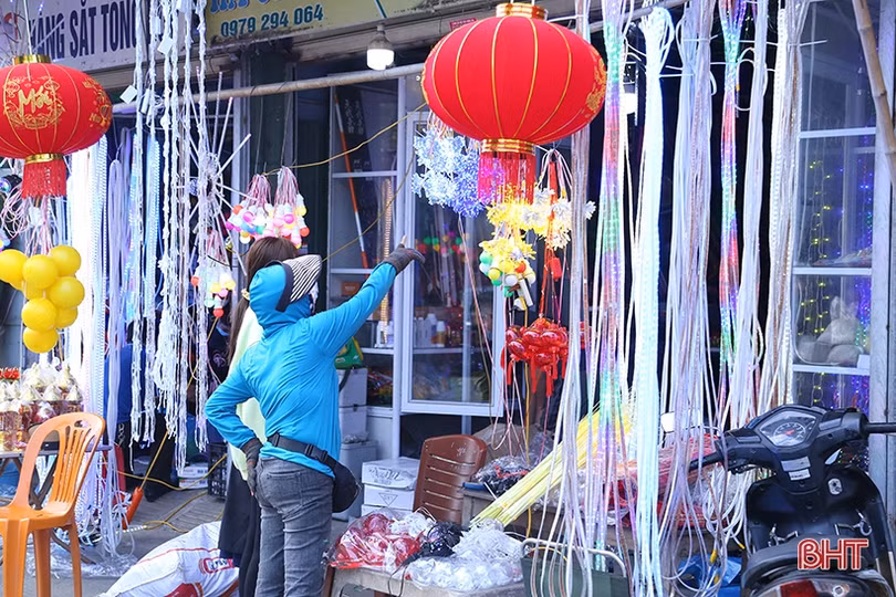 Tết cận kề, thị trường đồ trang trí ở Hà Tĩnh lại “hút” khách