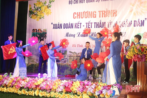 Thiếu tướng Nguyễn Đức Hóa dự chương trình “Xuân đoàn kết - tết thắm tình quân dân” ở Thạch Hà