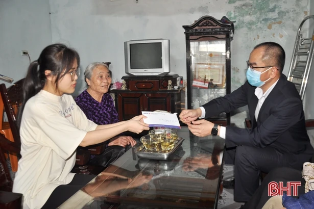 Báo Hà Tĩnh phối hợp BIDV Hà Tĩnh trao quà tết cho các hoàn cảnh khó khăn