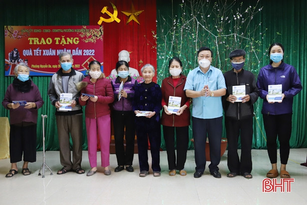 Bảo hiểm Xã hội Hà Tĩnh tặng thẻ BHYT, trao quà tết cho người nghèo