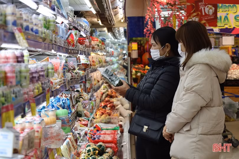 Hàng hóa phong phú, người dân Hà Tĩnh nô nức sắm tết