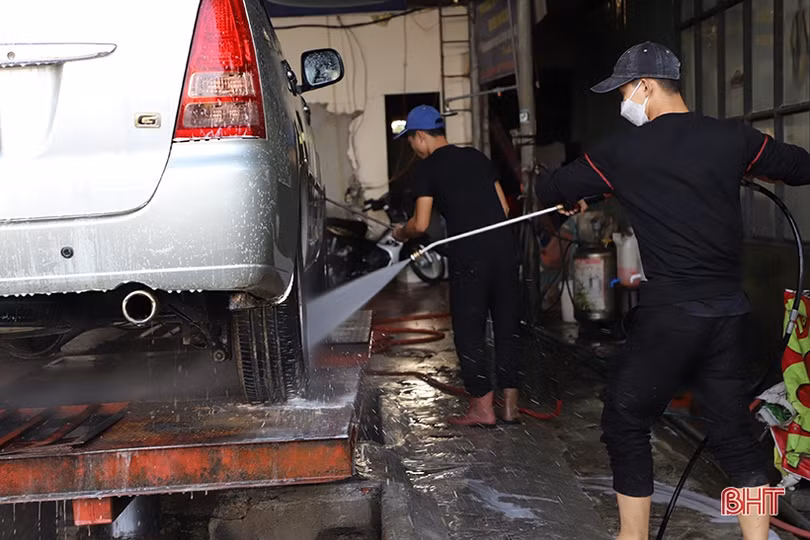 Cận tết, dịch vụ rửa ô tô tại TP Hà Tĩnh “quá tải”!