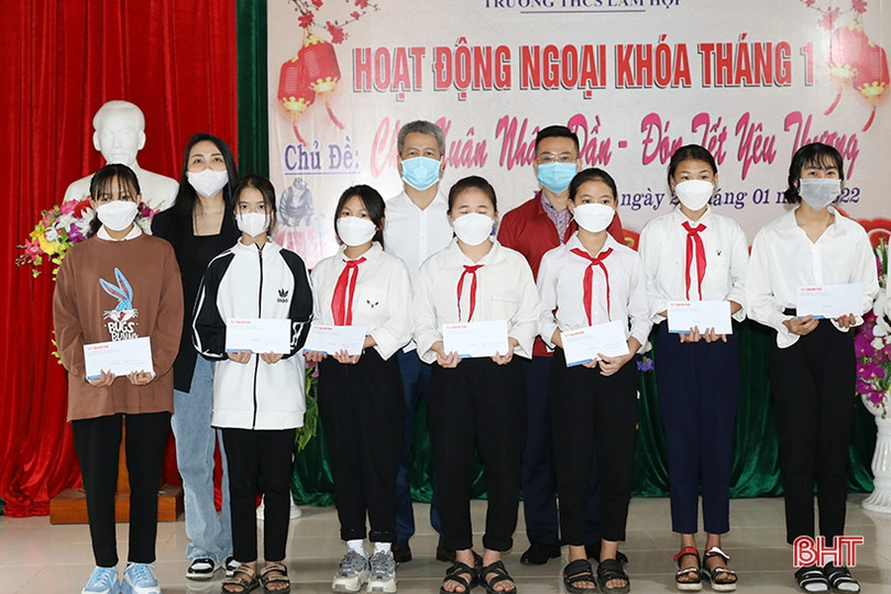 Báo Hà Tĩnh trao 73 suất quà tết cho học sinh nghèo vùng thượng Kỳ Anh