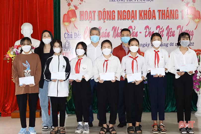 Báo Hà Tĩnh trao 73 suất quà tết cho học sinh nghèo vùng thượng Kỳ Anh