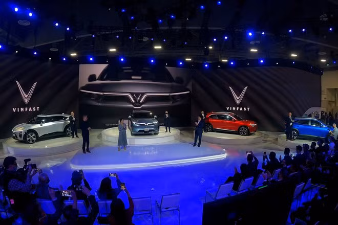 Xe điện VinFast VF 8 lăn bánh tại Việt Nam