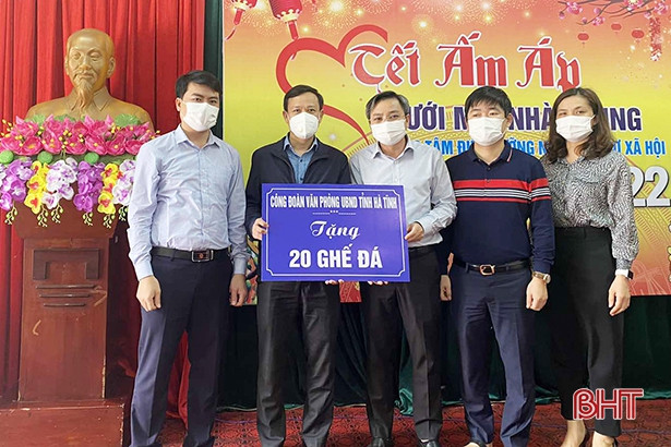 Công đoàn cơ quan Văn phòng UBND tỉnh trao quà tết cho người nghèo các địa phương