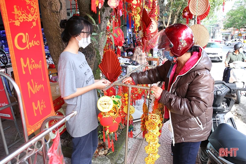 Tết cận kề, thị trường đồ trang trí ở Hà Tĩnh lại “hút” khách