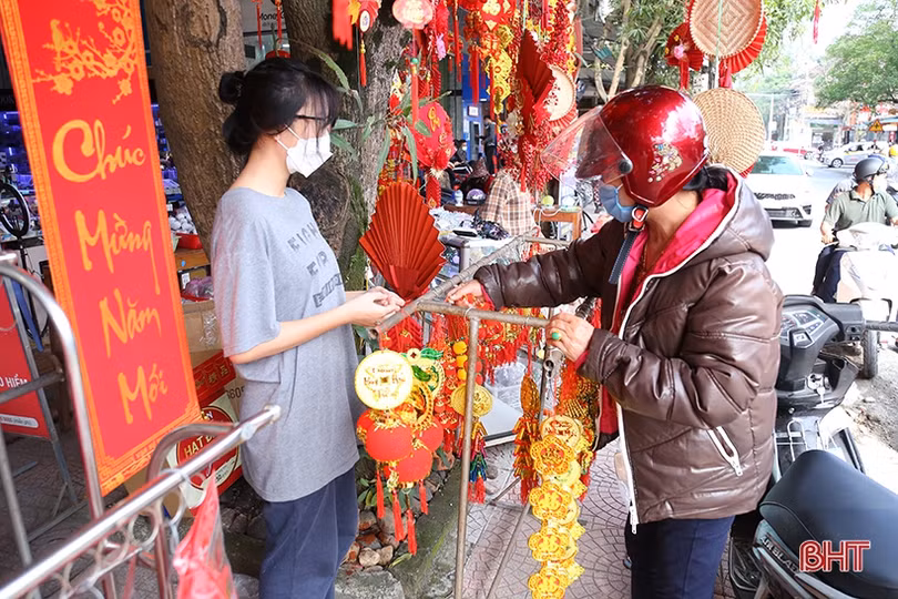 Tết cận kề, thị trường đồ trang trí ở Hà Tĩnh lại “hút” khách