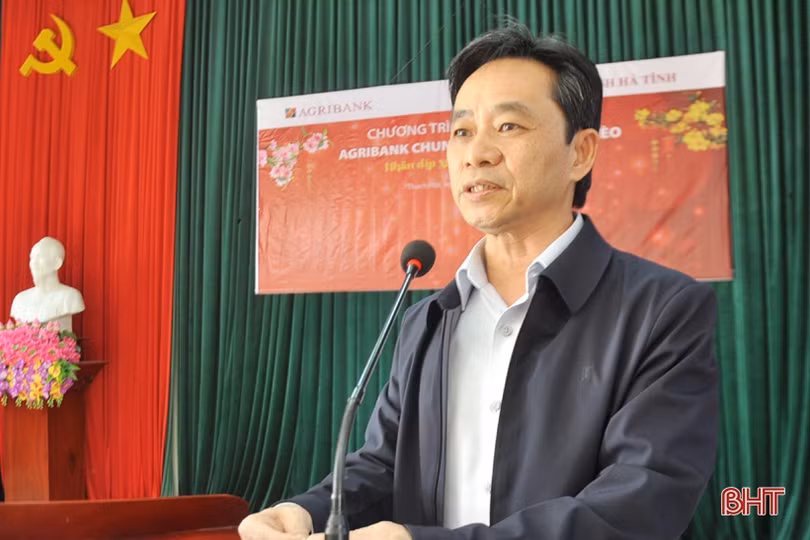 Phó Bí thư Thường trực Tỉnh ủy Trần Thế Dũng tặng quà tết cho người nghèo ở Thạch Hà