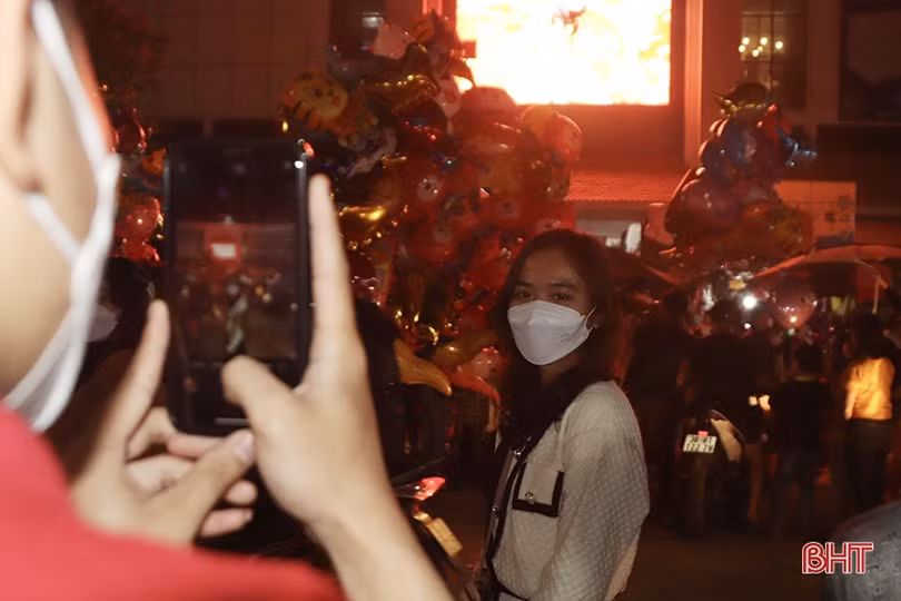 Khám phá chợ đêm ở phố núi Hương Sơn dịp tết Nguyên đán