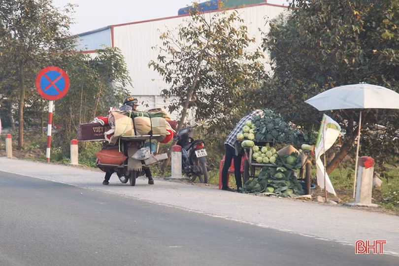 Tái diễn tình trạng lấn chiếm lòng, lề đường quốc lộ 1 bán rau, củ ở Thạch Liên