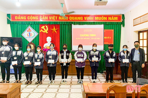 Hơn 18.600 suất quà tặng người có công, hộ nghèo, gia đình hoàn cảnh khó khăn ở Can Lộc