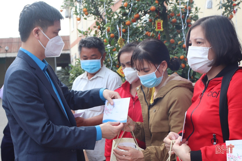 Tổng Liên đoàn Lao động Việt Nam trao quà tết cho người lao động Hà Tĩnh