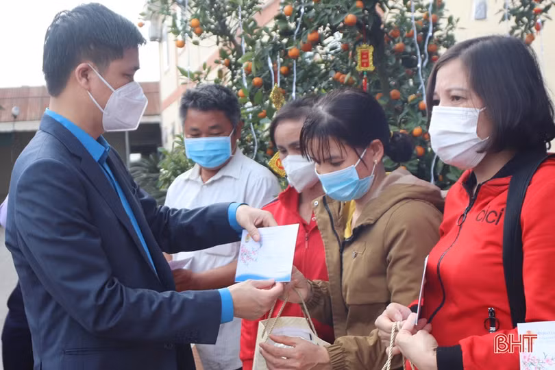 Tổng Liên đoàn Lao động Việt Nam trao quà tết cho người lao động Hà Tĩnh