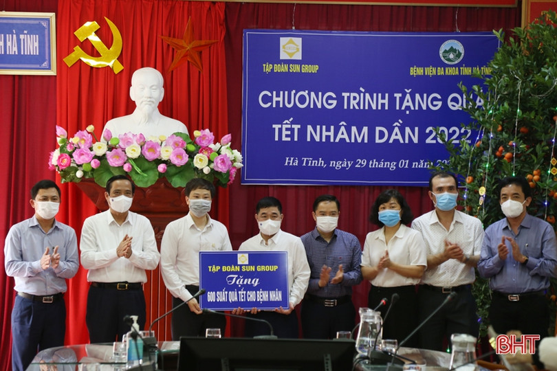 Tập đoàn Sun Group trao 600 suất quà cho bệnh nhân đang điều trị tại BVĐK tỉnh Hà Tĩnh