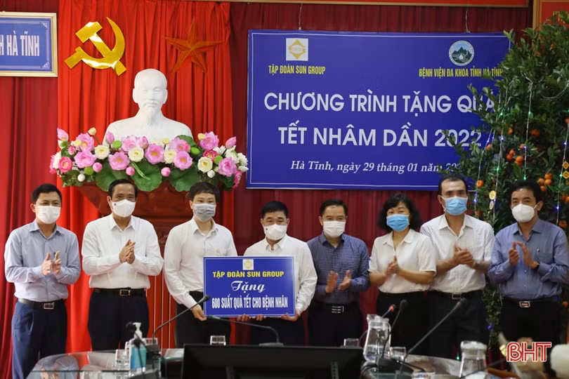 Tập đoàn Sun Group trao 600 suất quà cho bệnh nhân đang điều trị tại BVĐK tỉnh Hà Tĩnh
