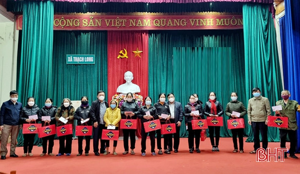 Đoàn ĐBQH Hà Tĩnh trao gần 340 suất quà tết cho gia đình người có công, hộ nghèo
