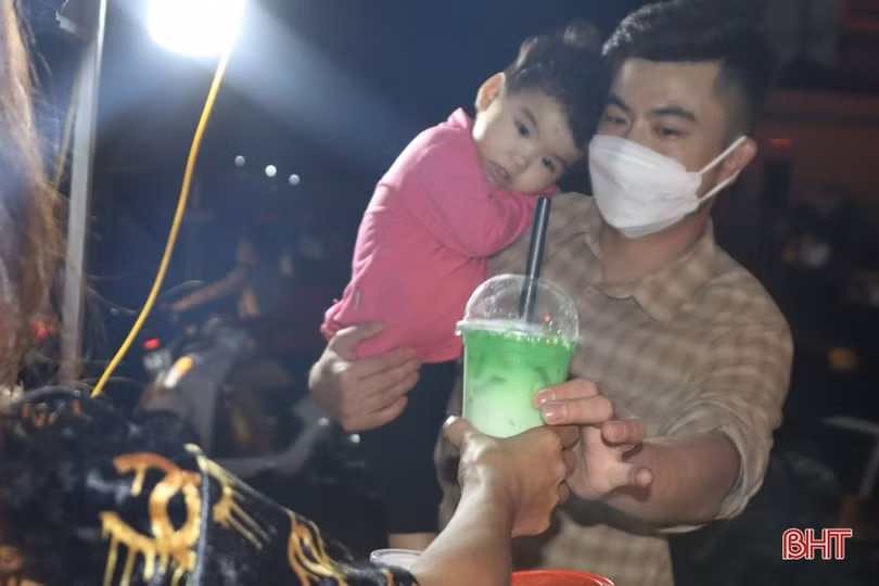 Khám phá chợ đêm ở phố núi Hương Sơn dịp tết Nguyên đán