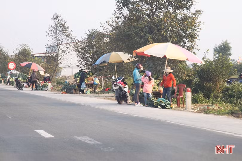 Tái diễn tình trạng lấn chiếm lòng, lề đường quốc lộ 1 bán rau, củ ở Thạch Liên