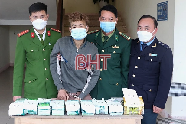 Bị vây bắt, lao xe máy chở 9kg ma túy vào lực lượng chức năng Hà Tĩnh