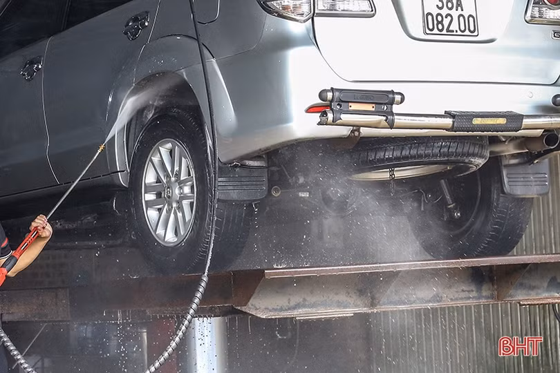 Cận tết, dịch vụ rửa ô tô tại TP Hà Tĩnh “quá tải”!
