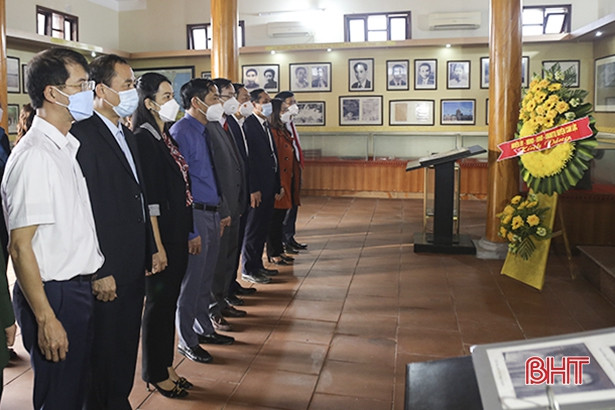 Lãnh đạo huyện Can Lộc dâng hương tại các địa chỉ đỏ, tri ân gia đình chính sách