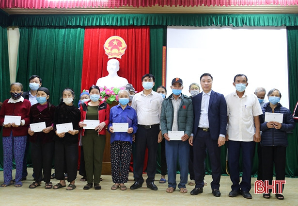 Vietcombank Hà Tĩnh dành 825 triệu đồng trao quà tết cho người nghèo