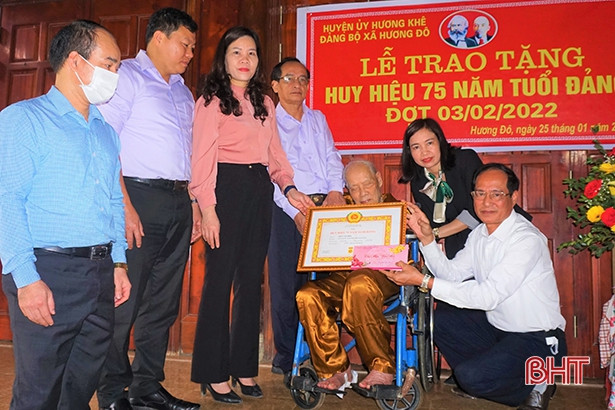 Trao Huy hiệu 75 năm tuổi Đảng cho 2 đảng viên ở Hương Khê