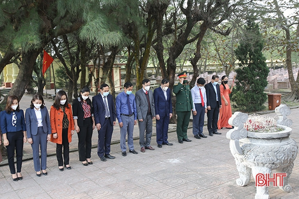 Lãnh đạo huyện Can Lộc dâng hương tại các địa chỉ đỏ, tri ân gia đình chính sách