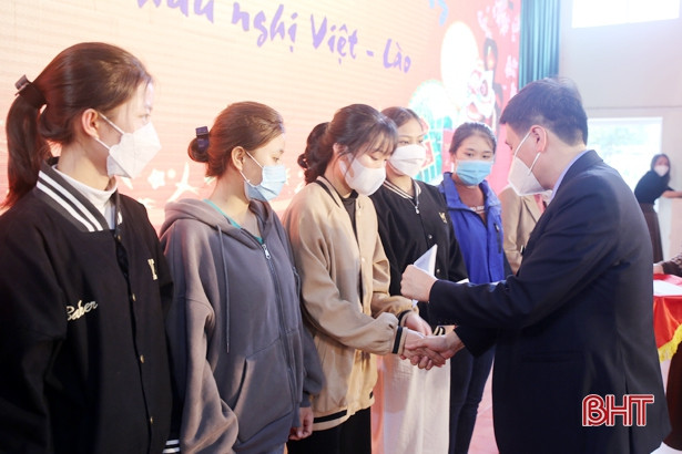 “Tết sẻ chia - Xuân yêu thương” thắm tình hữu nghị Việt - Lào