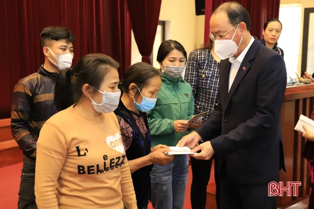 Trao 500 suất quà cho các hộ nghèo, hoàn cảnh đặc biệt khó khăn tại Nghi Xuân