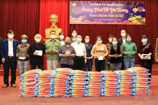 Trao 500 suất quà cho các hộ nghèo, hoàn cảnh đặc biệt khó khăn tại Nghi Xuân