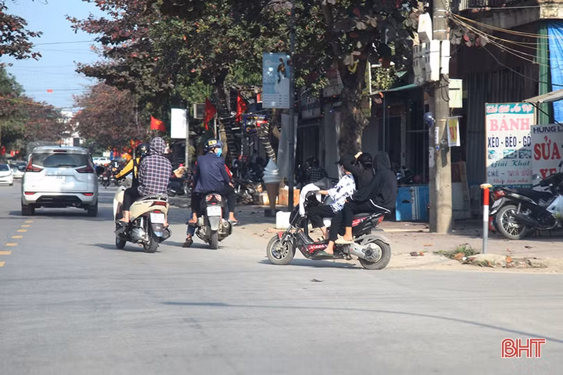 Hà Tĩnh: Nhiều người dân “vô tư” vi phạm Luật Giao thông trong ngày tết