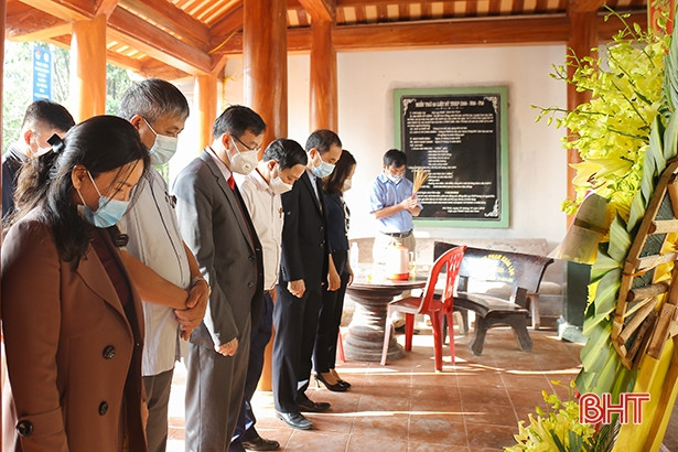 Lãnh đạo huyện Can Lộc dâng hương tại các địa chỉ đỏ, tri ân gia đình chính sách